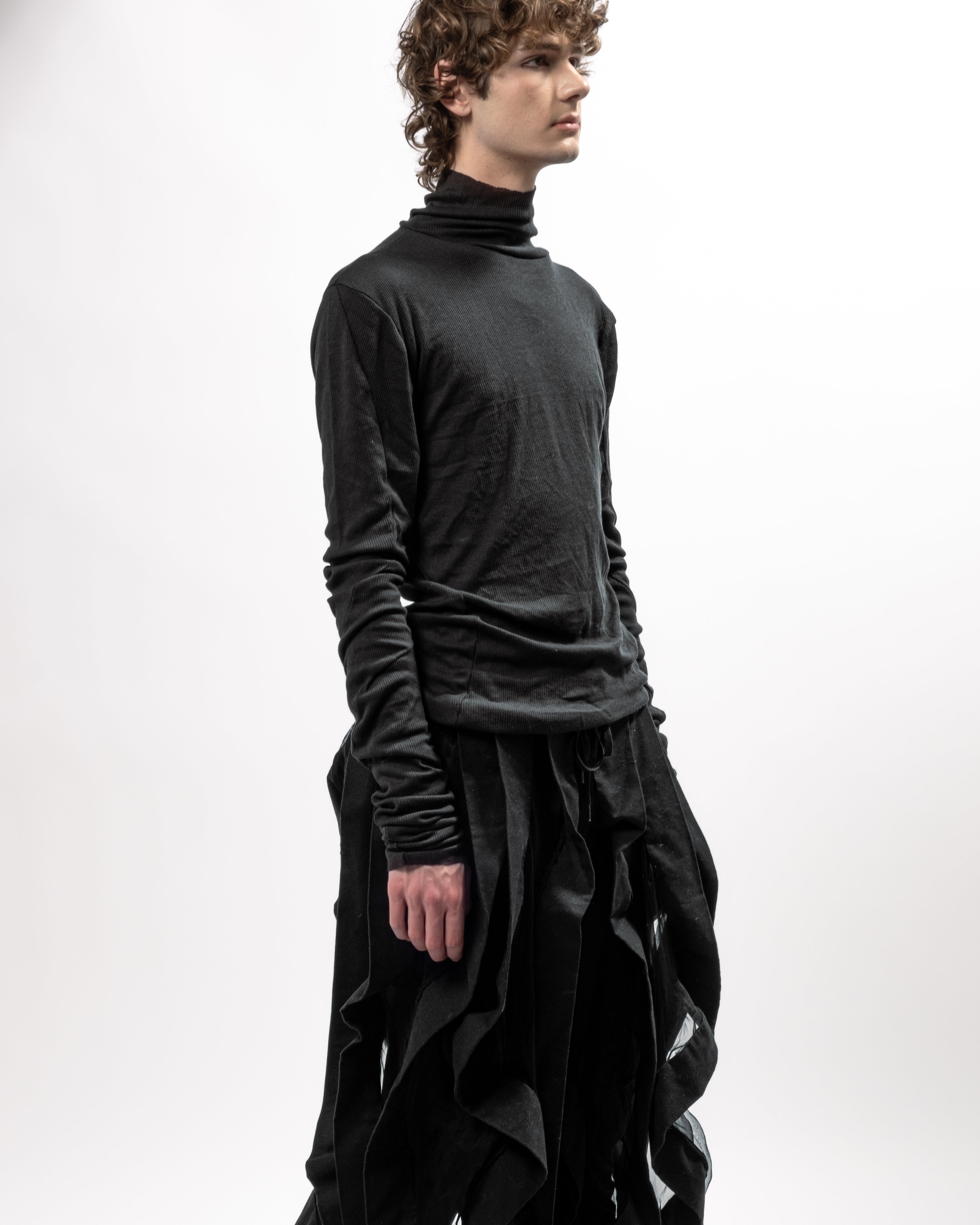 BLACK SINGLE-LAYER TURTLENECK
