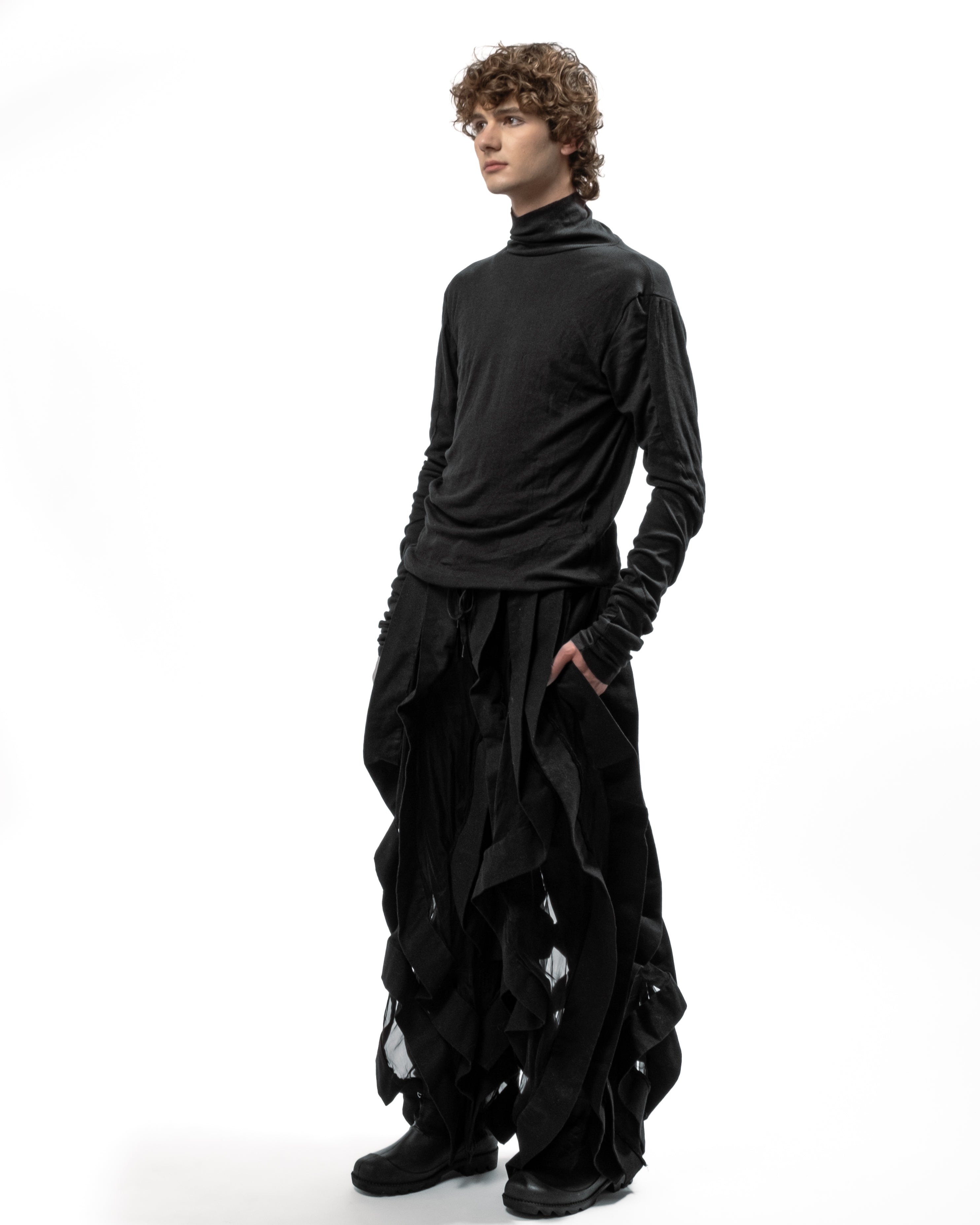 BLACK SINGLE-LAYER TURTLENECK