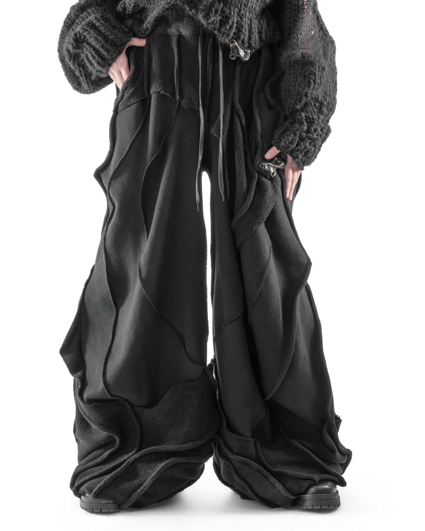 BLACK REVERSIBLE ANTHURIUM PANTS