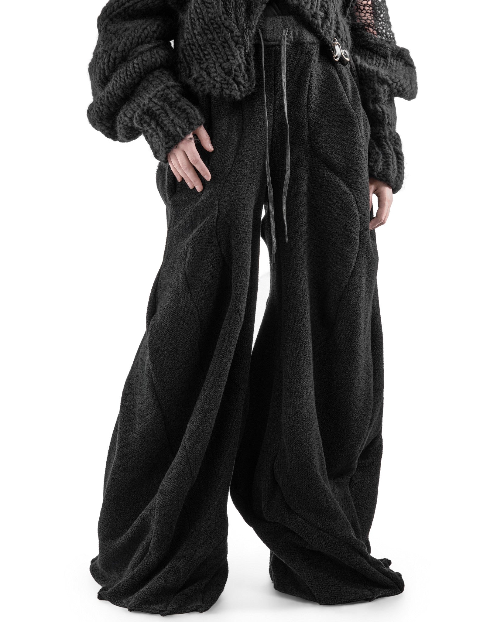 BLACK REVERSIBLE ANTHURIUM PANTS