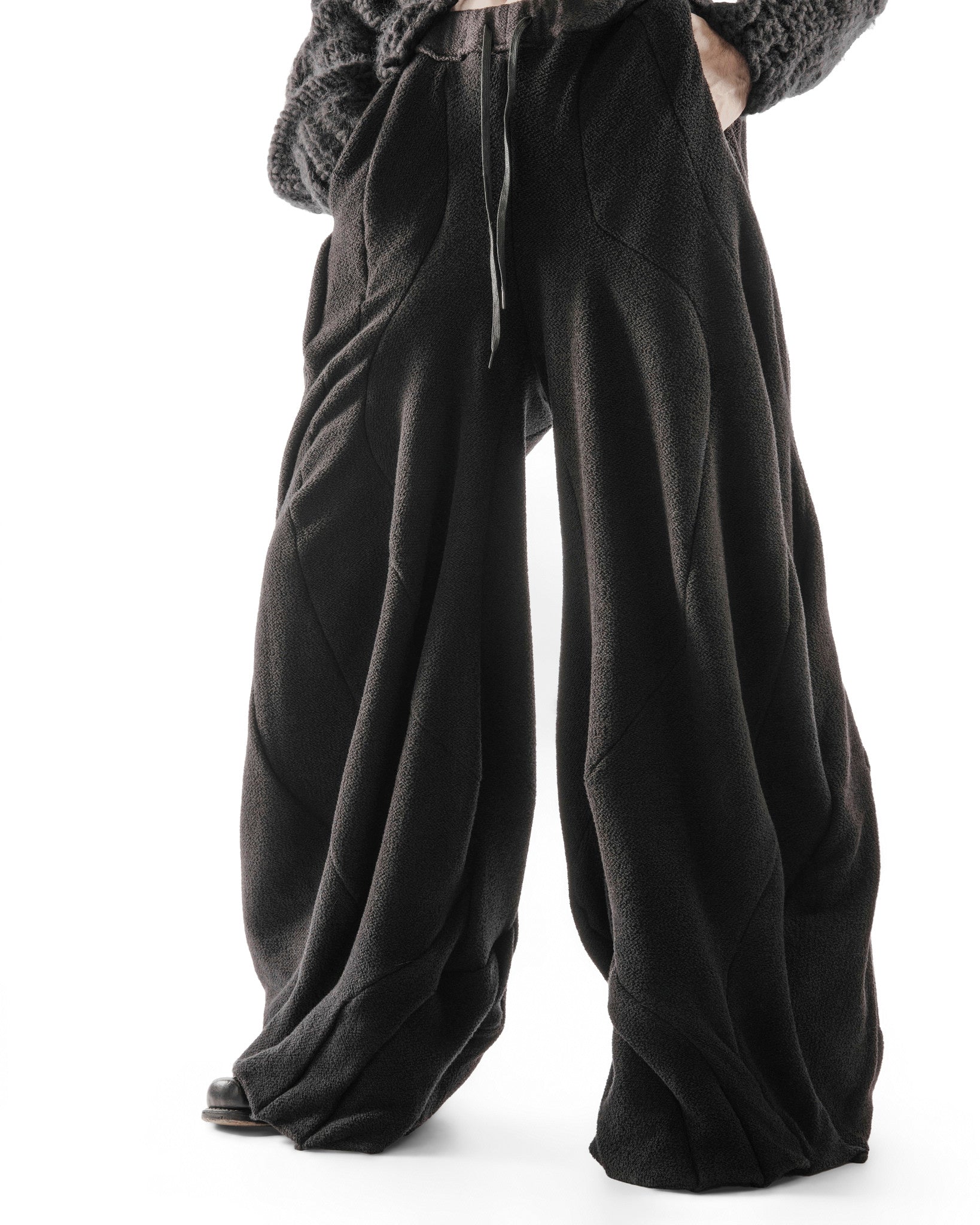 BLACK REVERSIBLE ANTHURIUM PANTS