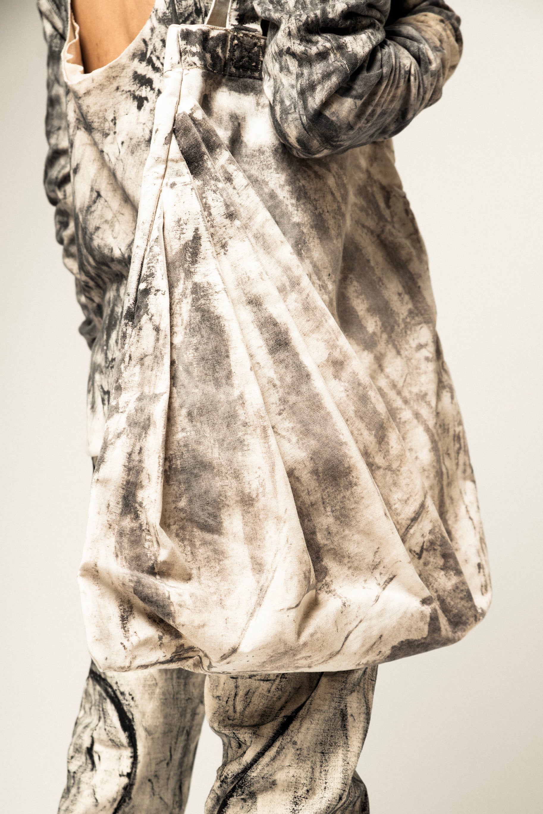 SAMPLE REVERSIBLE BLACK PLEATED TOTE BAG