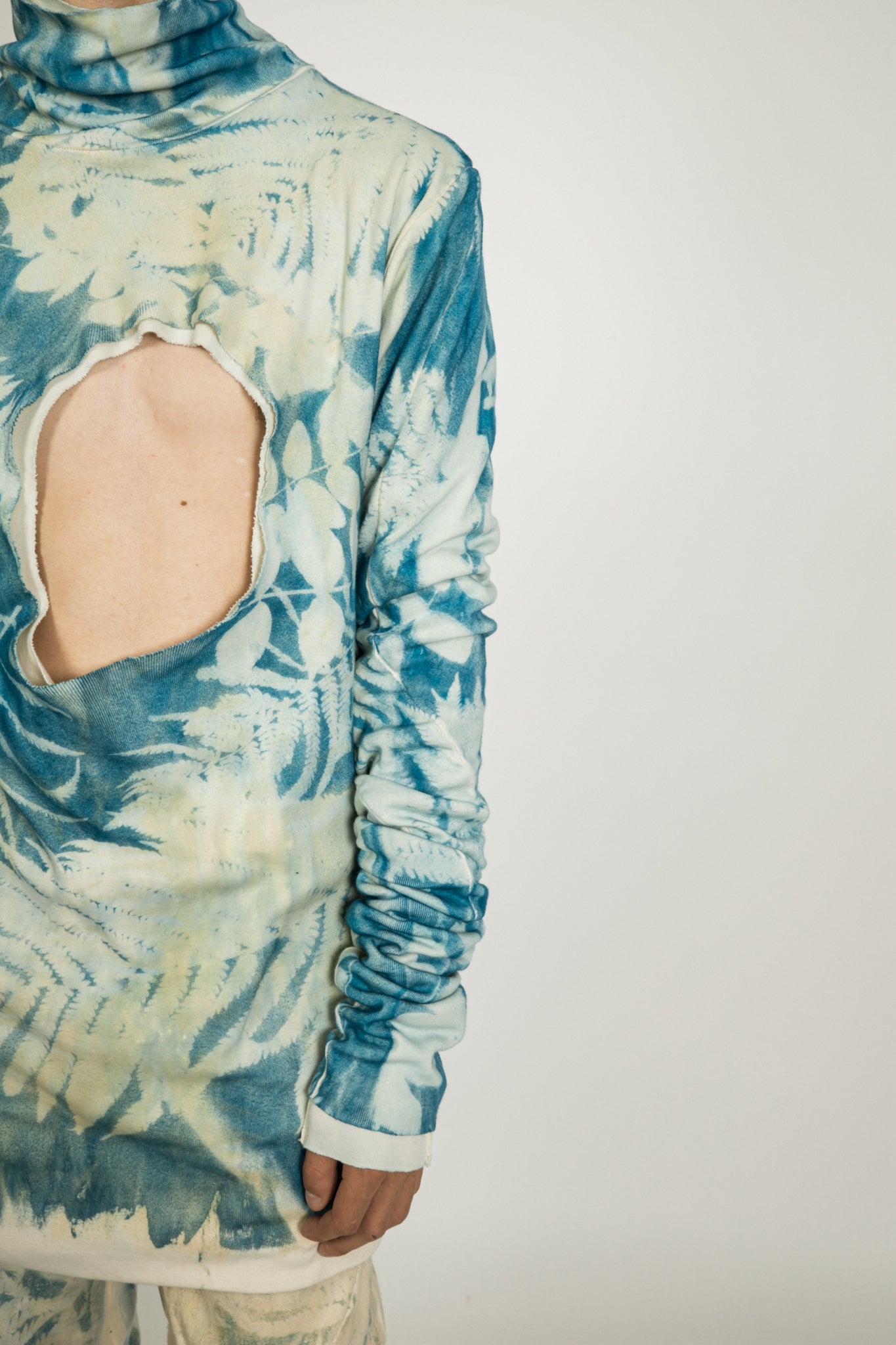 SAMPLE 1 OF 1 BOTANICAL IMPRINT REVERSIBLE 3 ARM HOLE TURTLENECK