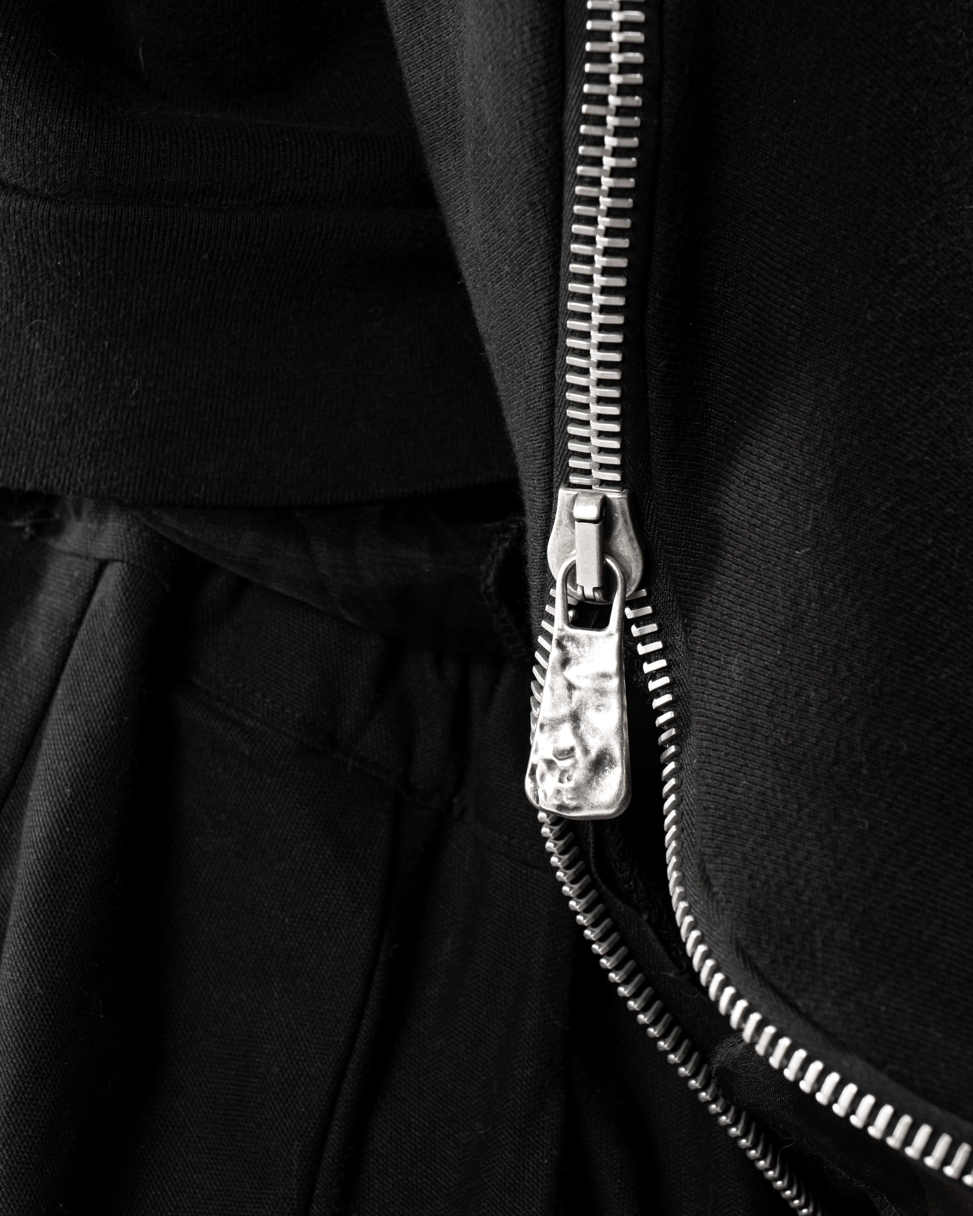 CROPPED BLACK METAMORPHIC  BUBBLE HOODIE